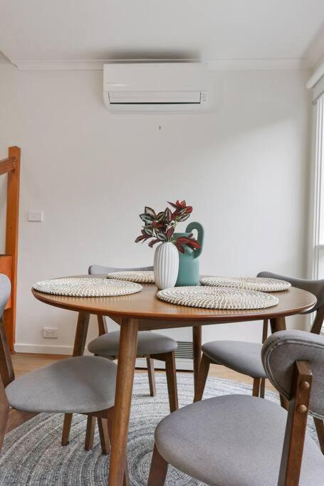 Seaside on The Parade- Sleeps 4, 2 bathroom, aircon, walk to shops! 11am check out