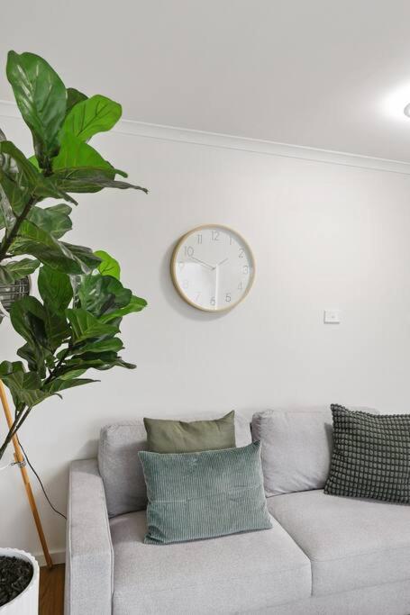 Seaside on The Parade- Sleeps 4, 2 bathroom, aircon, walk to shops! 11am check out