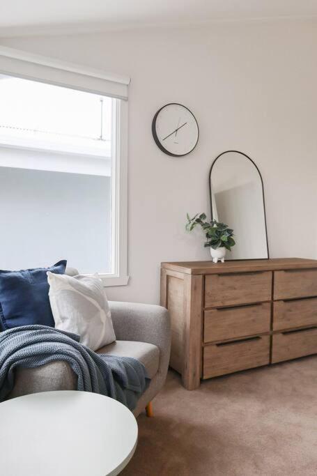 Seaside on The Parade- Sleeps 4, 2 bathroom, aircon, walk to shops! 11am check out
