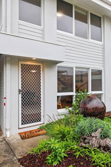 Seaside on The Parade- Sleeps 4, 2 bathroom, aircon, walk to shops! 11am check out