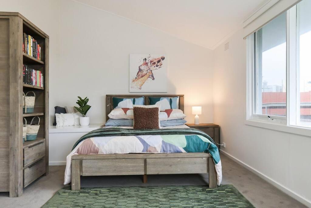 Seaside on The Parade- Sleeps 4, 2 bathroom, aircon, walk to shops! 11am check out