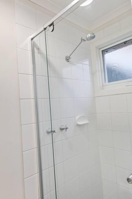 Seaside on The Parade- Sleeps 4, 2 bathroom, aircon, walk to shops! 11am check out