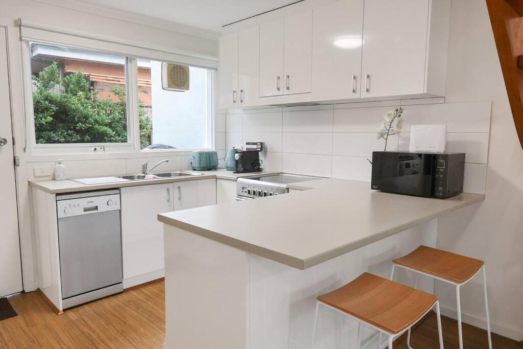 Seaside on The Parade- Sleeps 4, 2 bathroom, aircon, walk to shops! 11am check out