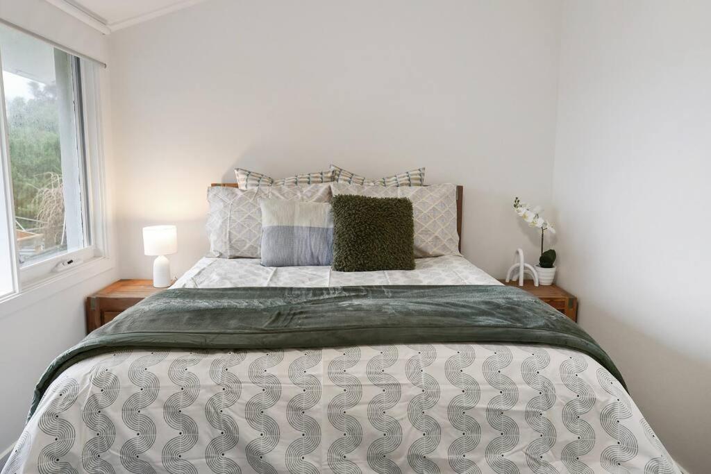 Seaside on The Parade- Sleeps 4, 2 bathroom, aircon, walk to shops! 11am check out