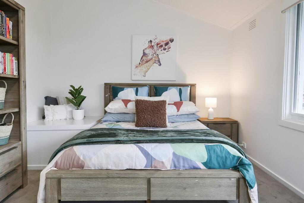 Seaside on The Parade- Sleeps 4, 2 bathroom, aircon, walk to shops! 11am check out