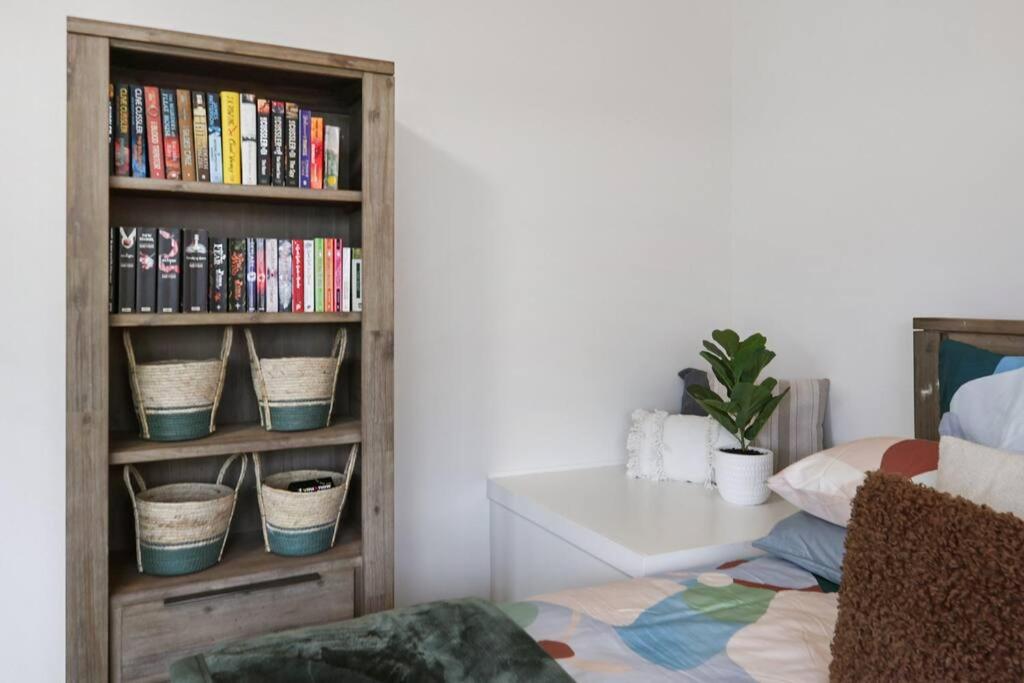 Seaside on The Parade- Sleeps 4, 2 bathroom, aircon, walk to shops! 11am check out