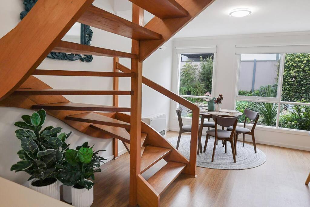 Seaside on The Parade- Sleeps 4, 2 bathroom, aircon, walk to shops! 11am check out
