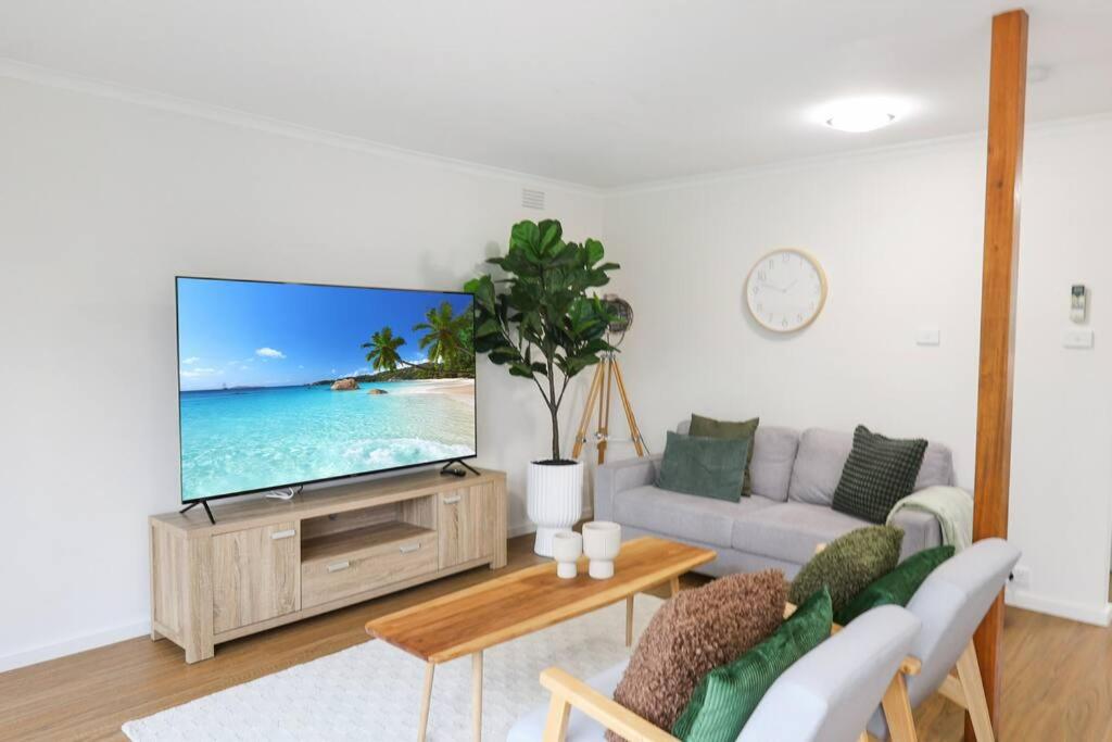 Seaside on The Parade- Sleeps 4, 2 bathroom, aircon, walk to shops! 11am check out