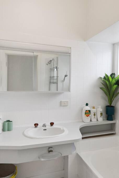 Seaside on The Parade- Sleeps 4, 2 bathroom, aircon, walk to shops! 11am check out