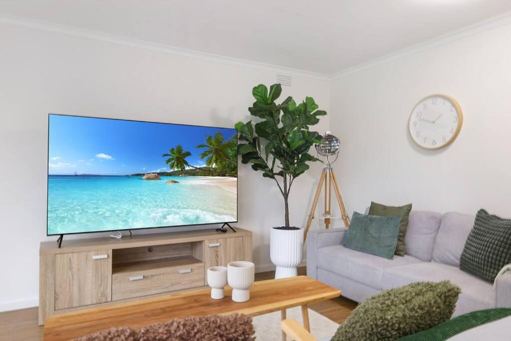 Seaside on The Parade- Sleeps 4, 2 bathroom, aircon, walk to shops! 11am check out