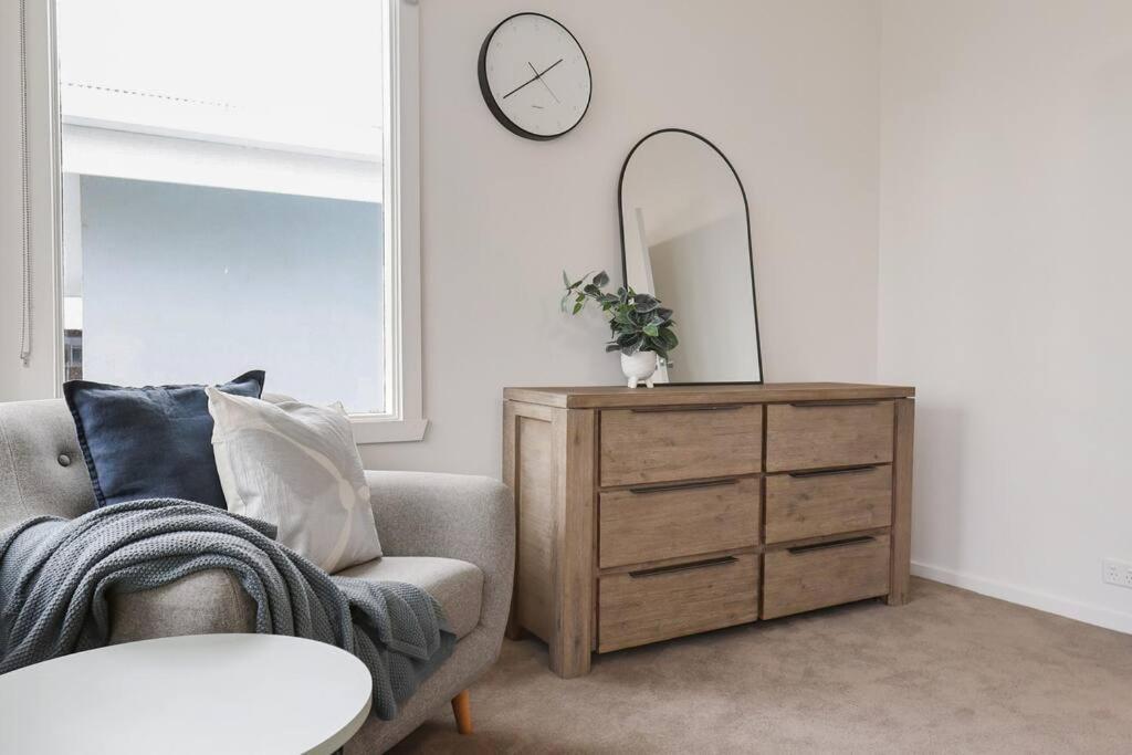 Seaside on The Parade- Sleeps 4, 2 bathroom, aircon, walk to shops! 11am check out