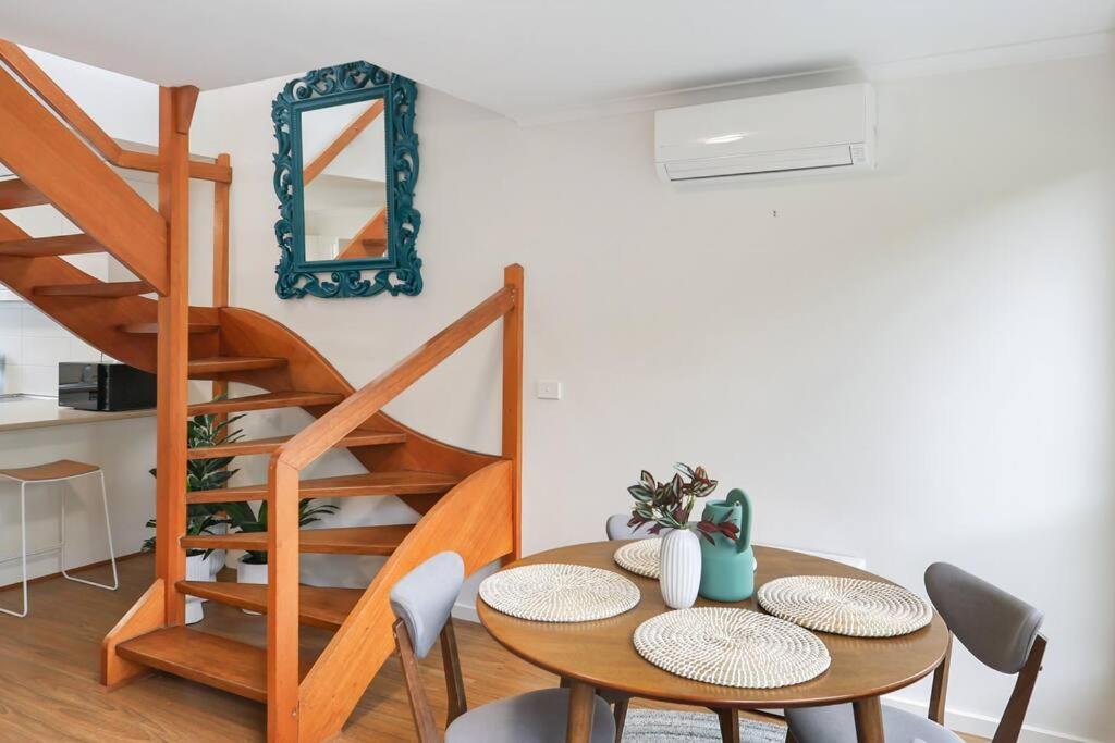 Seaside on The Parade- Sleeps 4, 2 bathroom, aircon, walk to shops! 11am check out