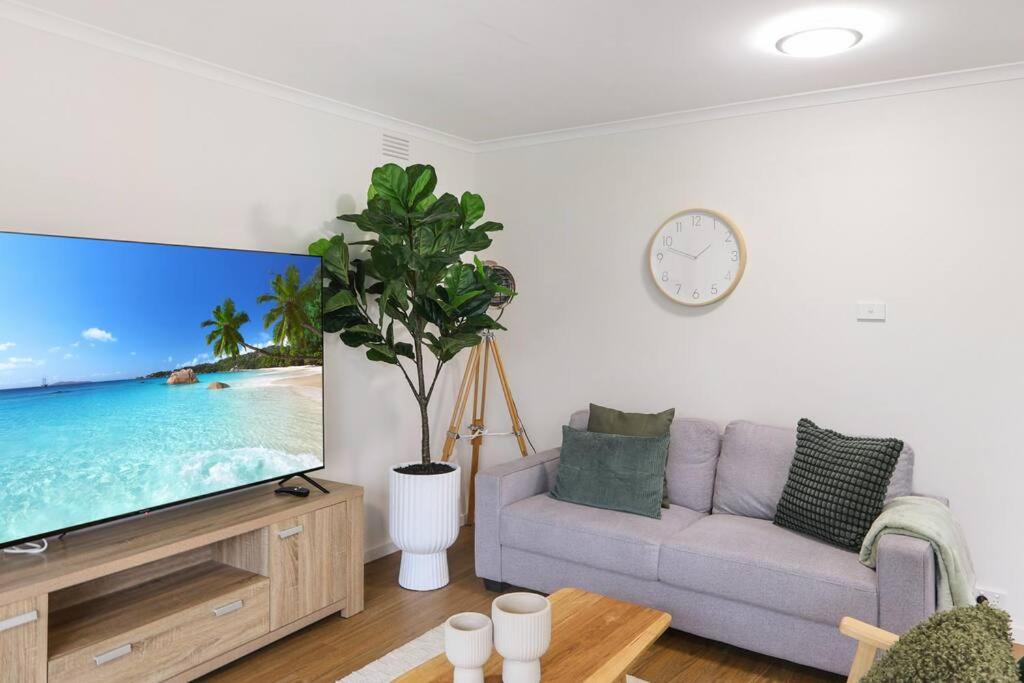 Seaside on The Parade- Sleeps 4, 2 bathroom, aircon, walk to shops! 11am check out