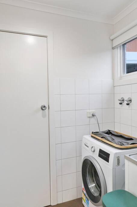 Seaside on The Parade- Sleeps 4, 2 bathroom, aircon, walk to shops! 11am check out