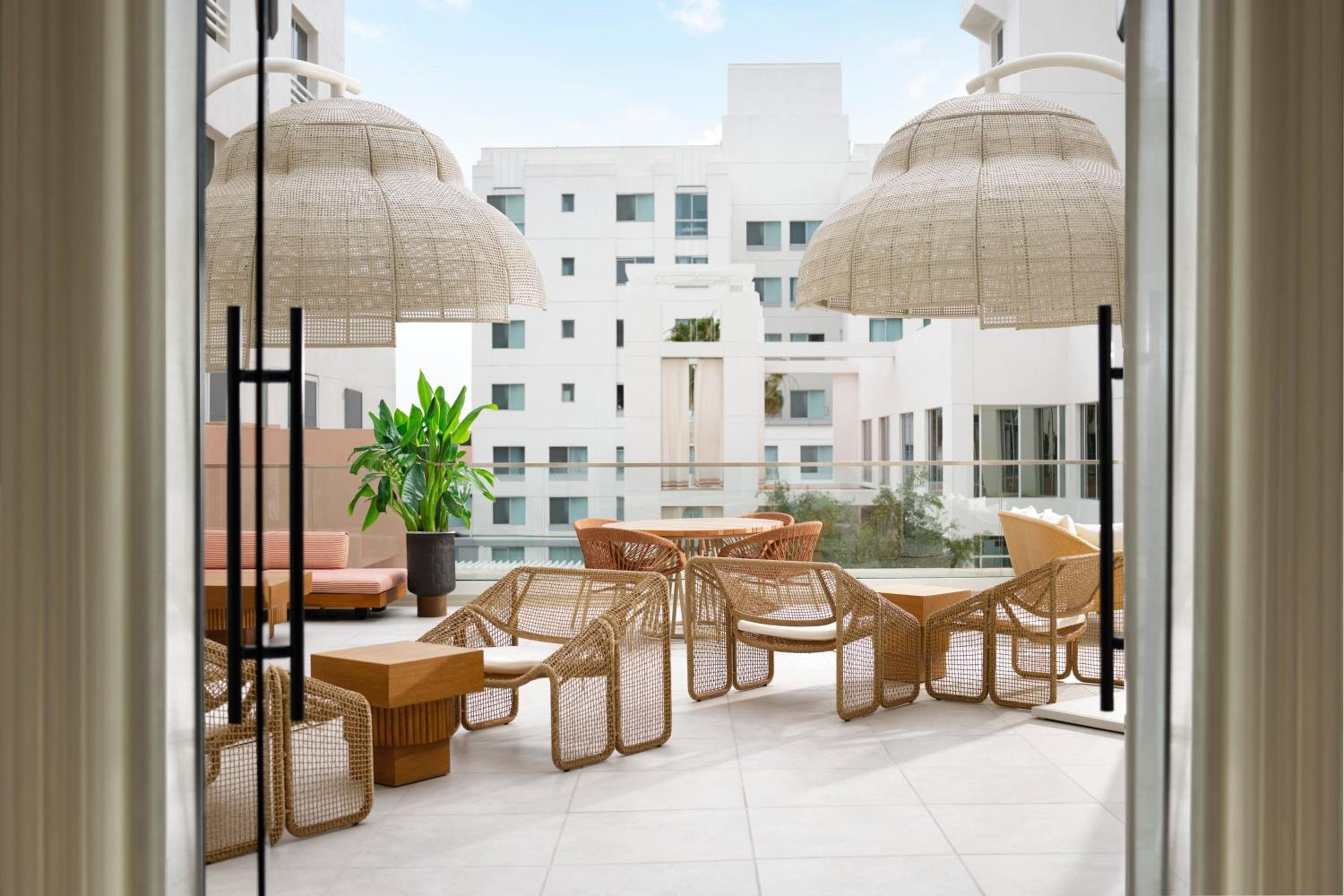 Sandbourne Santa Monica, Autograph Collection