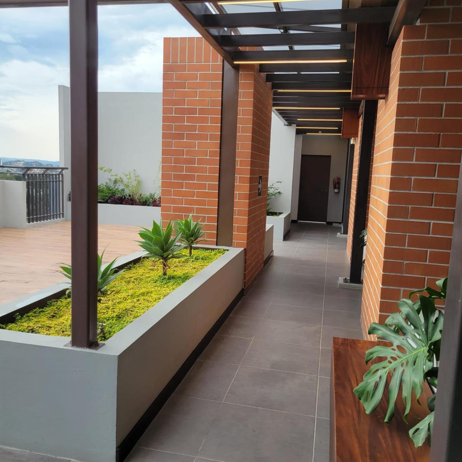Elegante apartamento cerca de Embajada de los EEUU y Cayala view 5