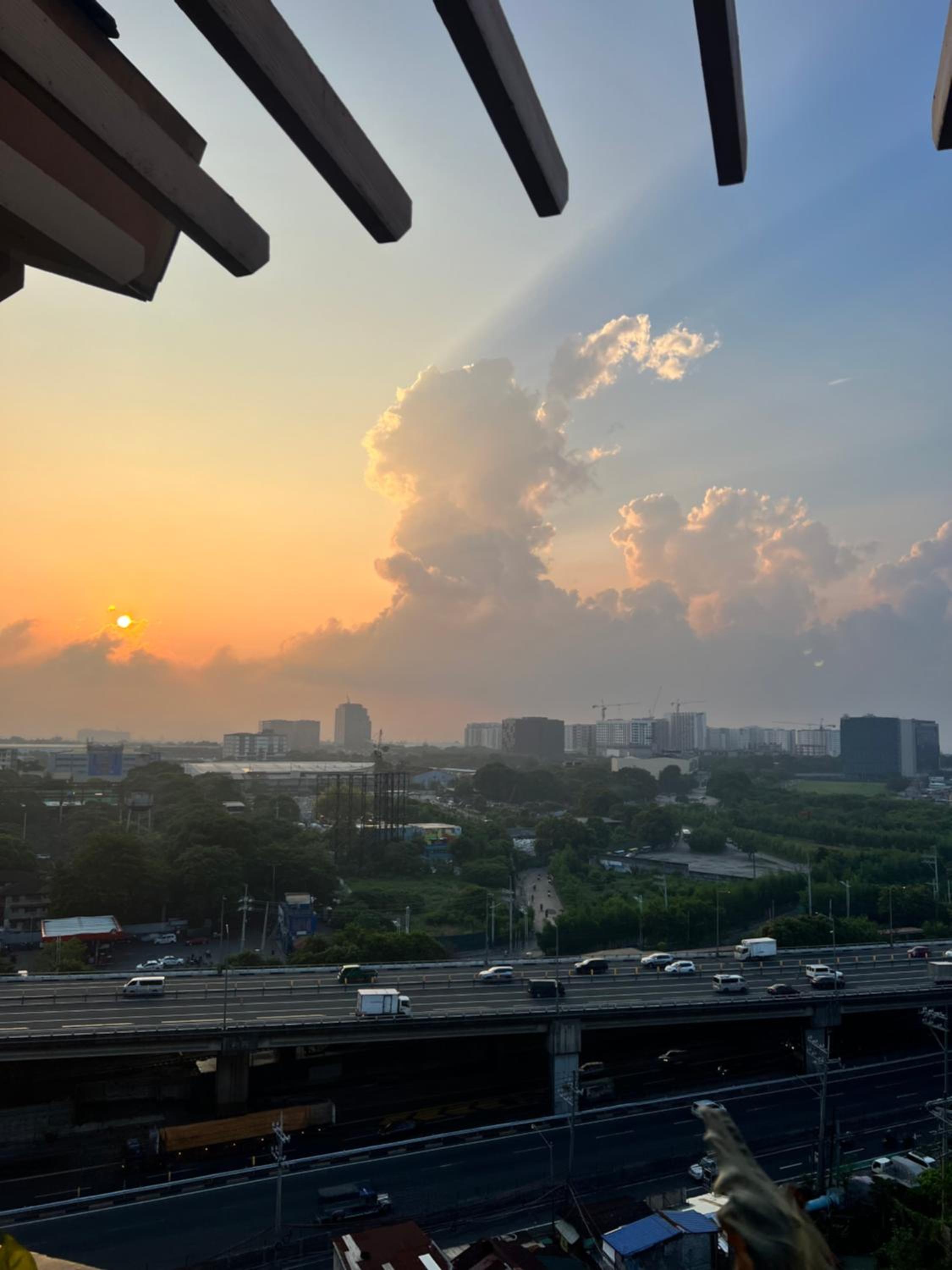 1 Bedroom Penthouse Condo Near Airport NAIA view 2