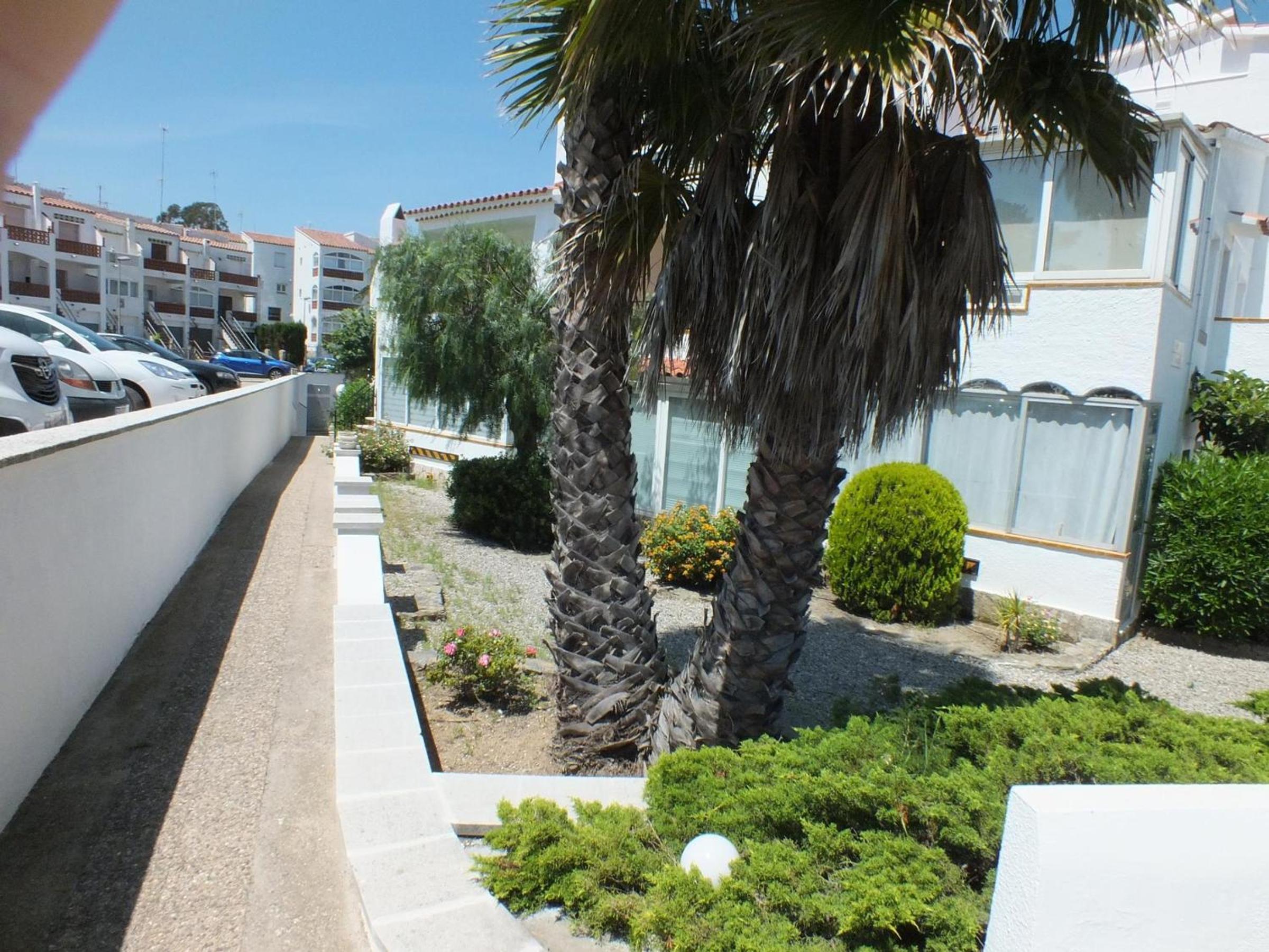 Apartamento en Puig Rom con Piscina, Jardín y Terraza - ES-204-67 view 2