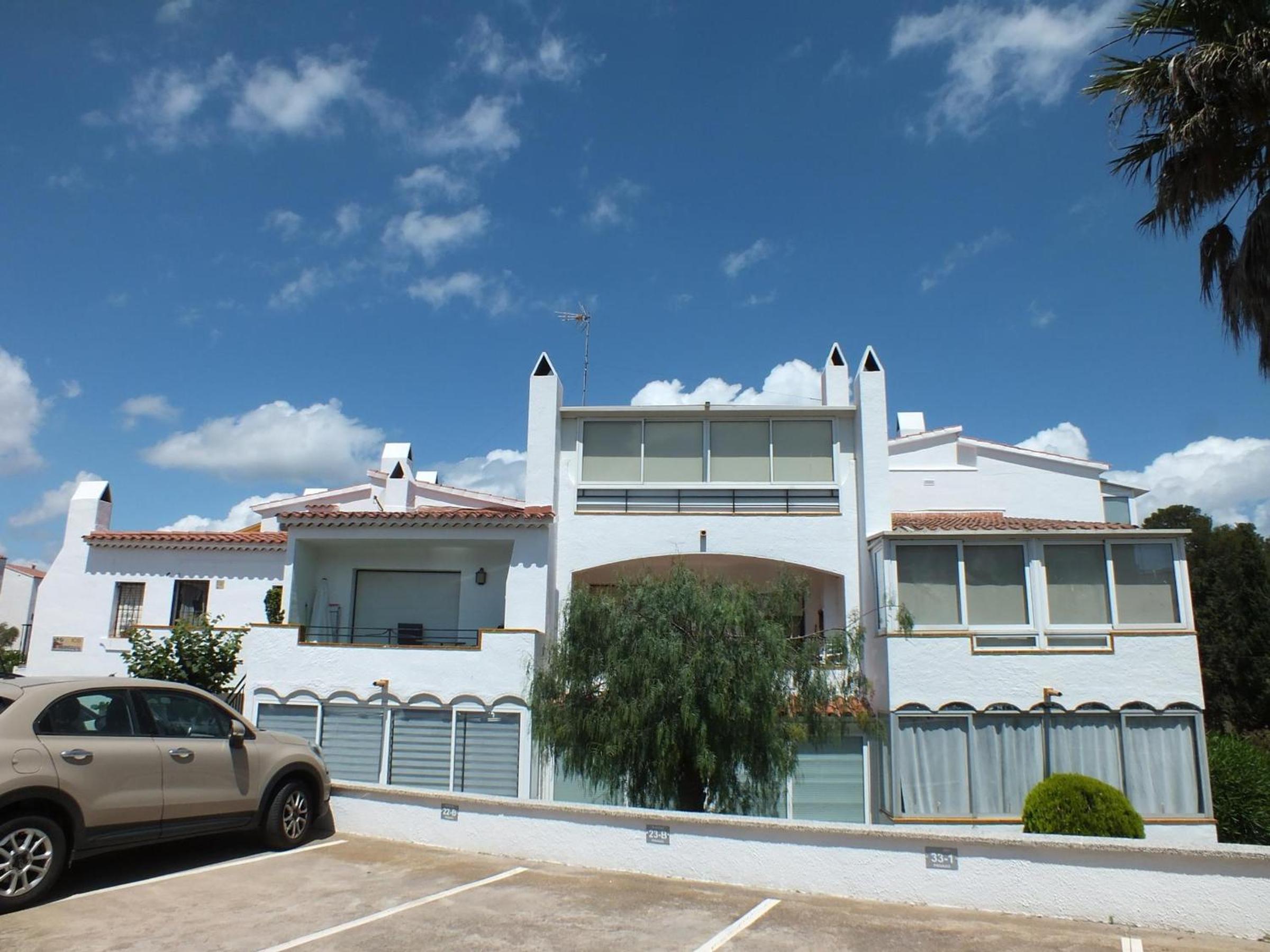 Apartamento en Puig Rom con Piscina, Jardín y Terraza - ES-204-67 view 3