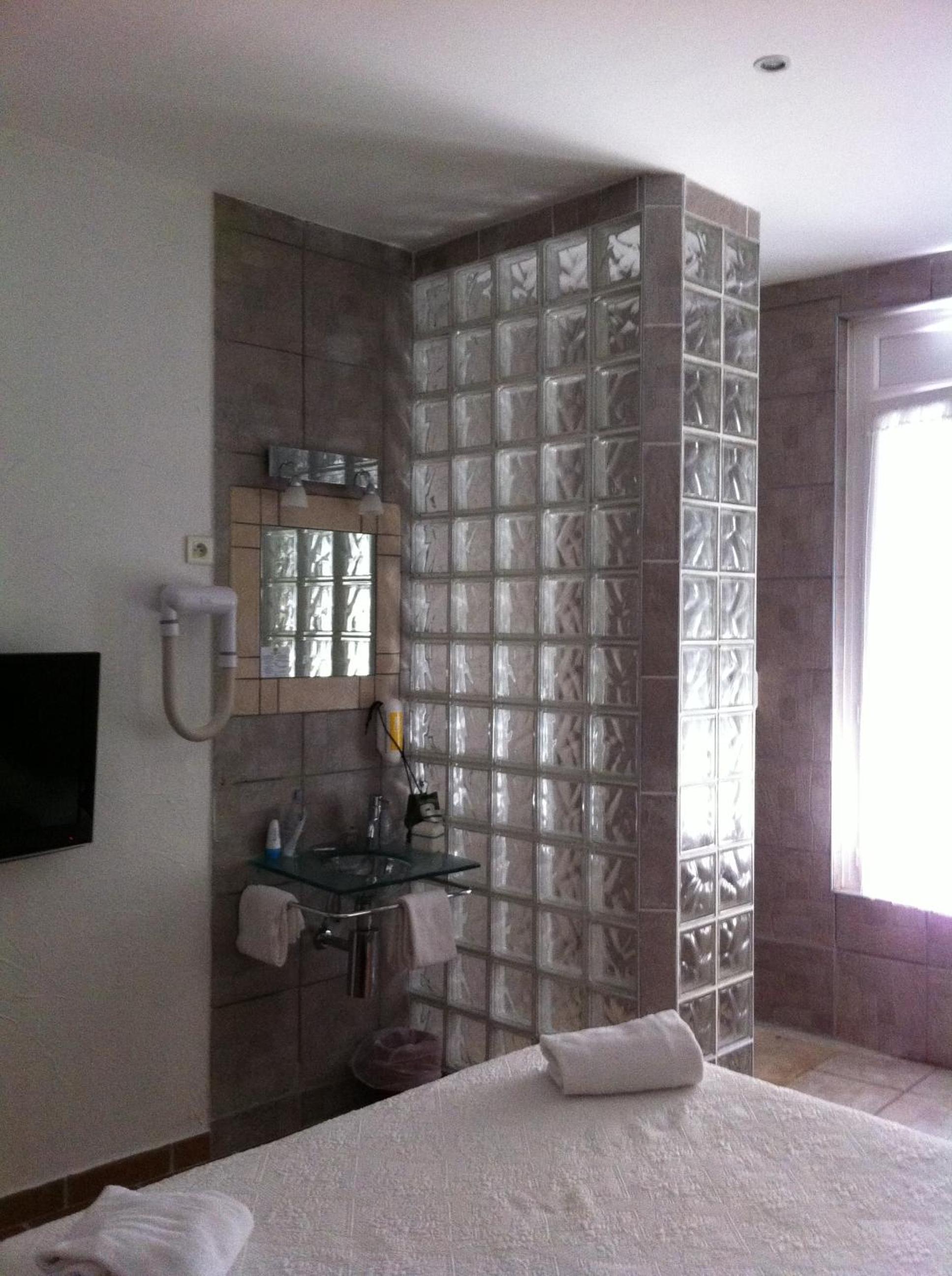 Hotel Le 5 en Martigues — bathroom