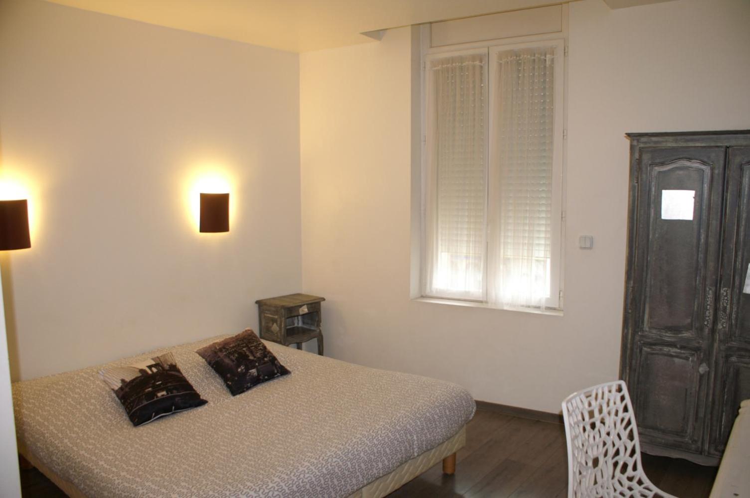 Hotel Le 5 en Martigues — hotel room