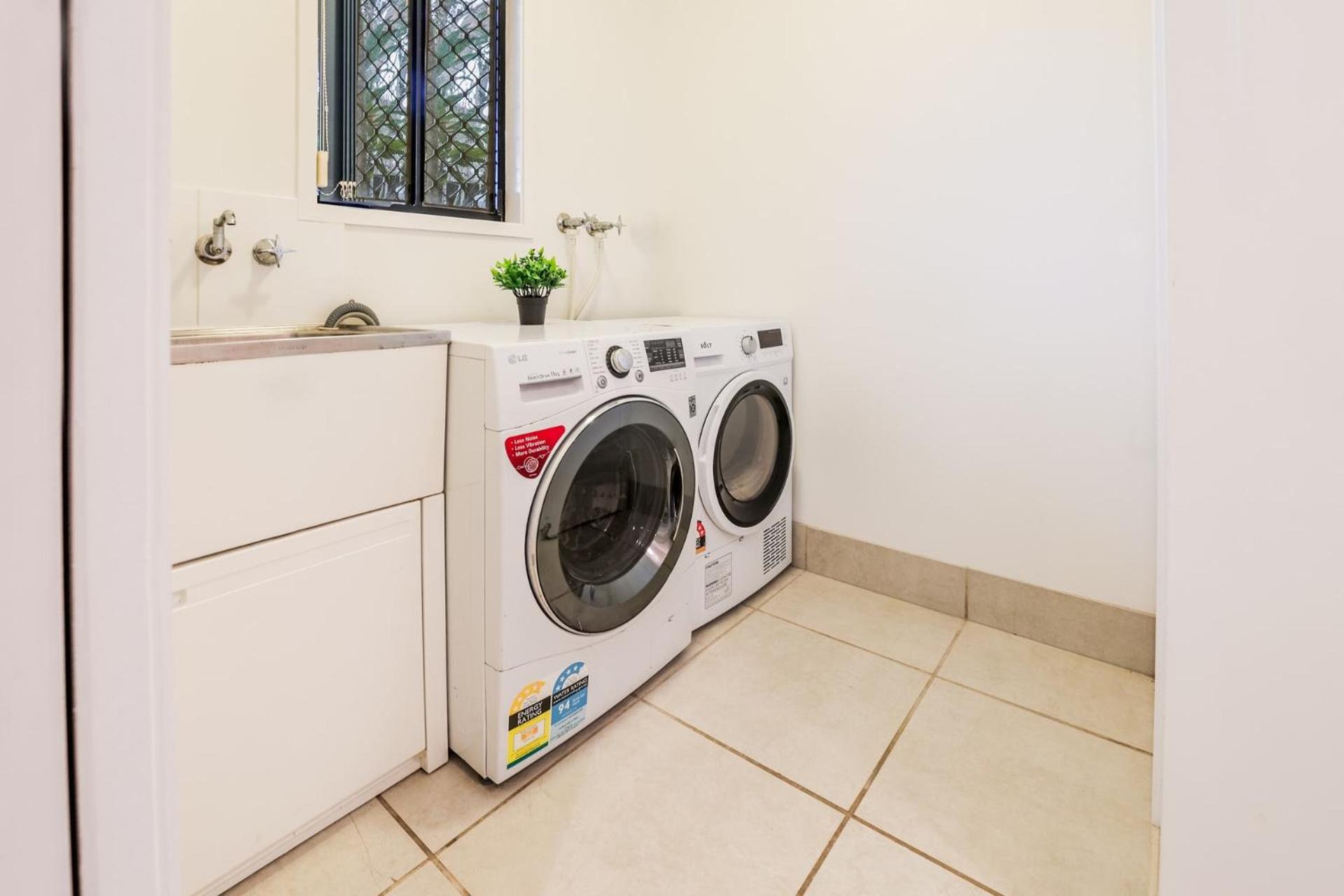 Swell Life - Spacious 3-Bedroom Retreat in Central Agnes Water