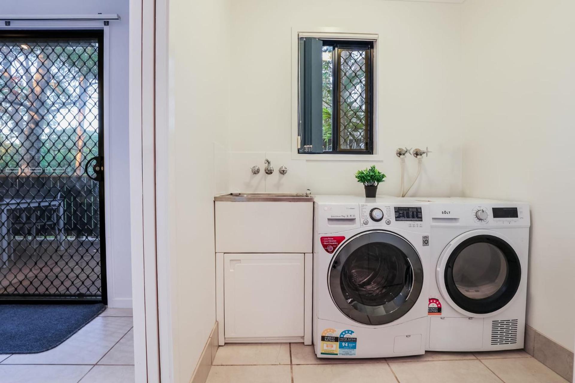 Swell Life - Spacious 3-Bedroom Retreat in Central Agnes Water