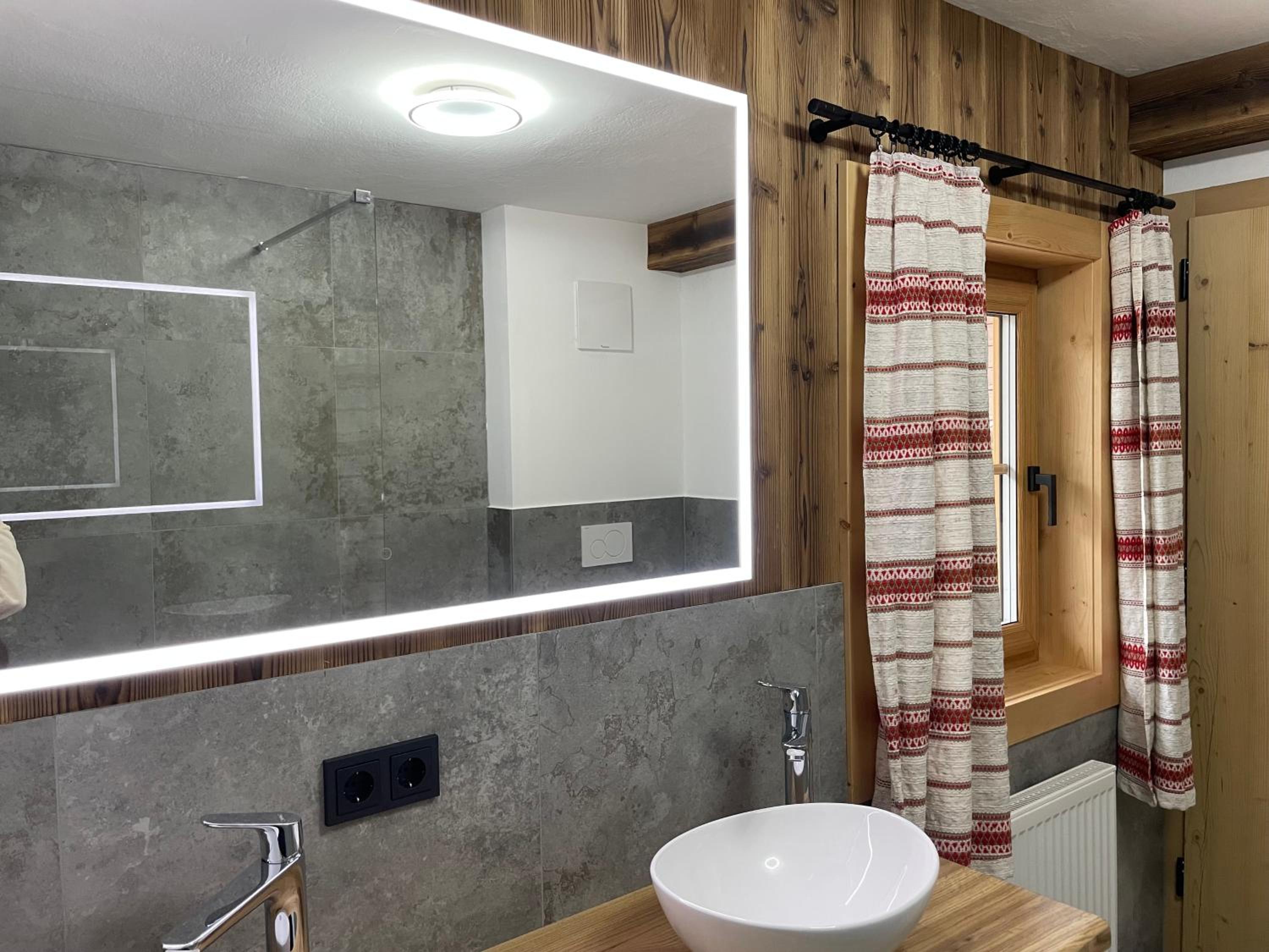 SÖLLHOF Ferienhaus mit 11 Schlafzimmern I großer Gemeinschaftsraum I Skibushaltestelle I 10 Min zum Skigebiet