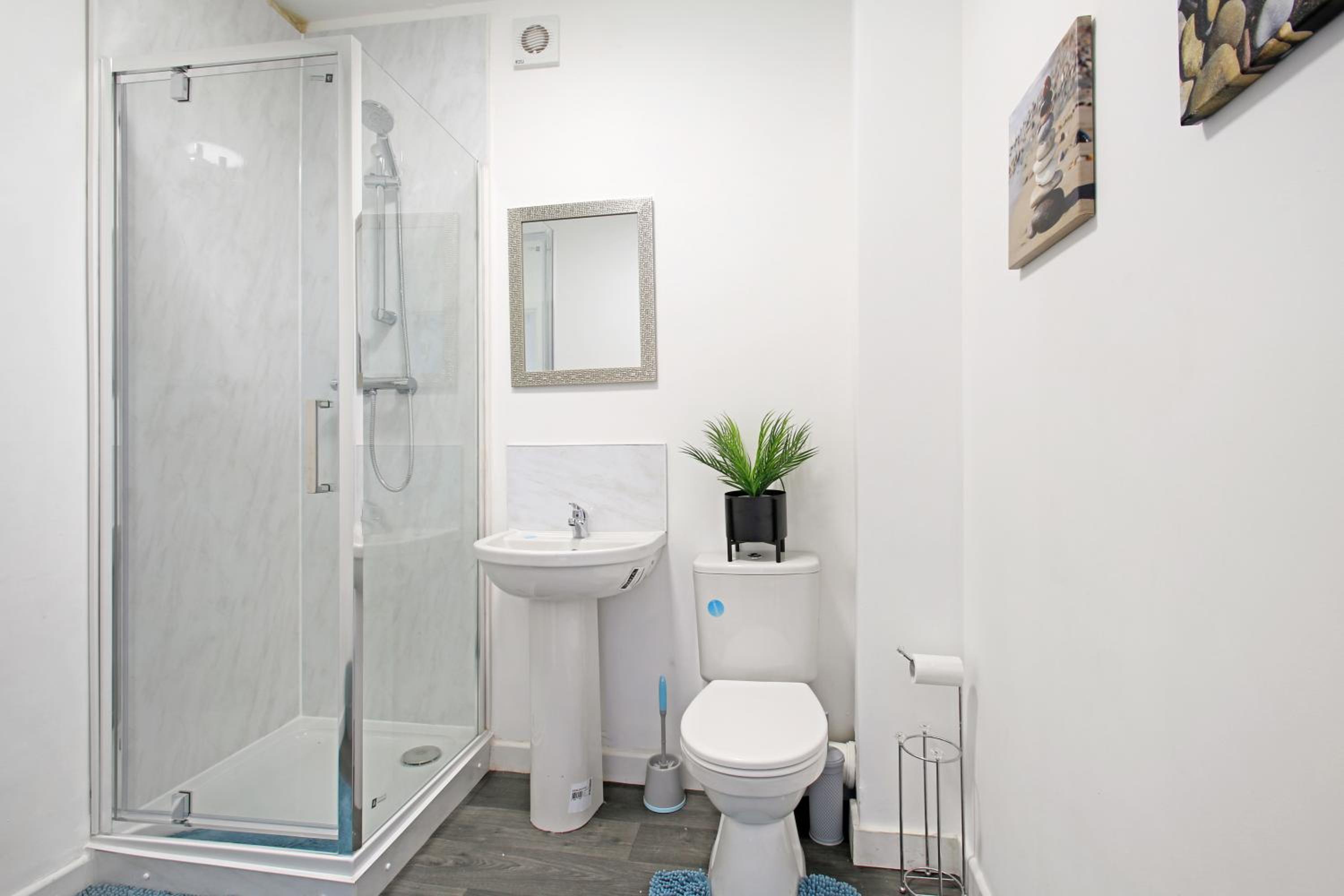 Home in Woodhouse, Leeds,Free 4 Car Parking,Free WiFi view 5