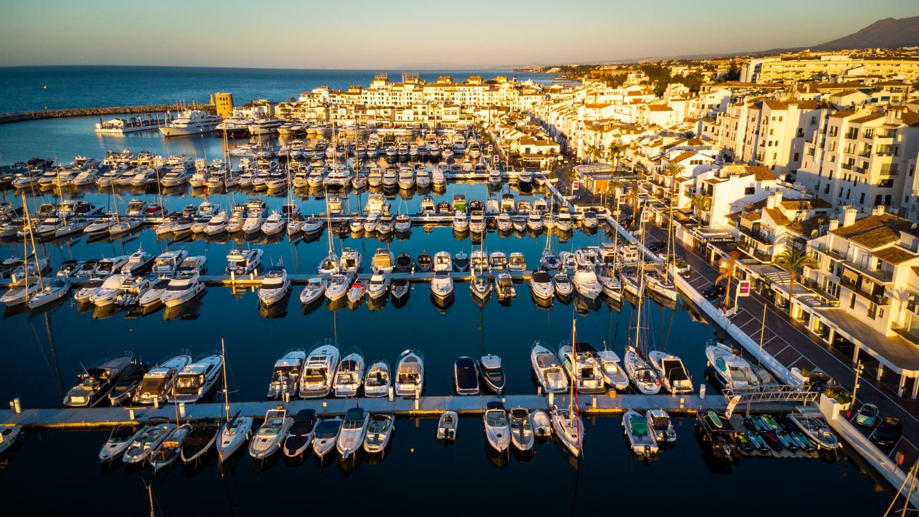 MARBELLA BANUS SUITES - Brand New and Exclusive Banus Port Seafront Flat photo 2