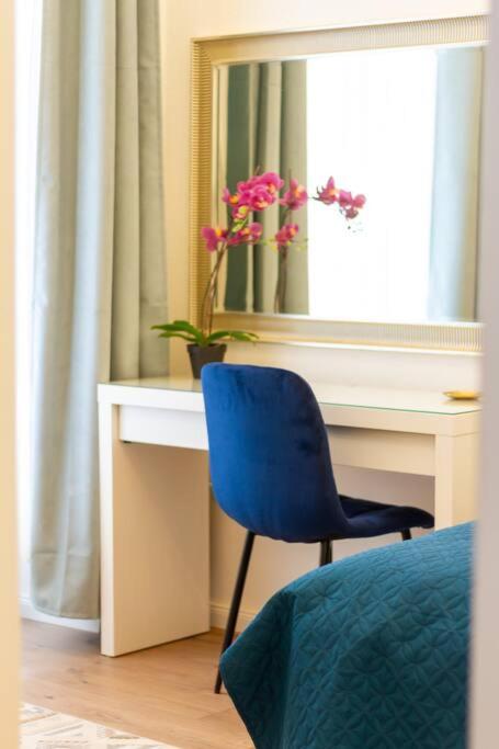 Opera Central Suite 3BR w SAUNA by NeWave Apartments view 5