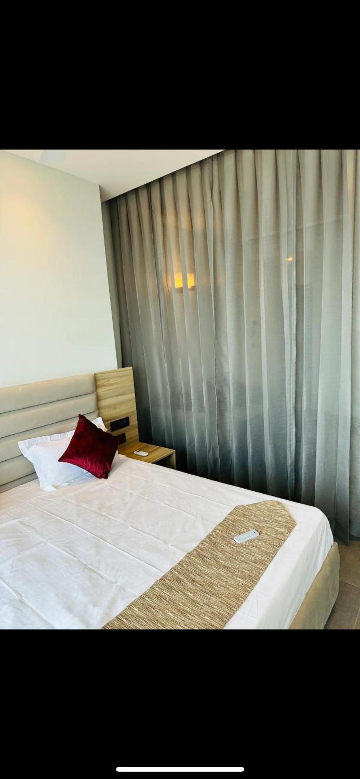 SkyHouse RiverView