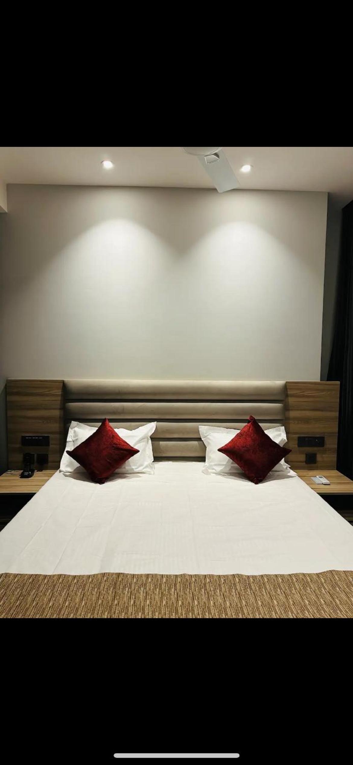 SkyHouse RiverView
