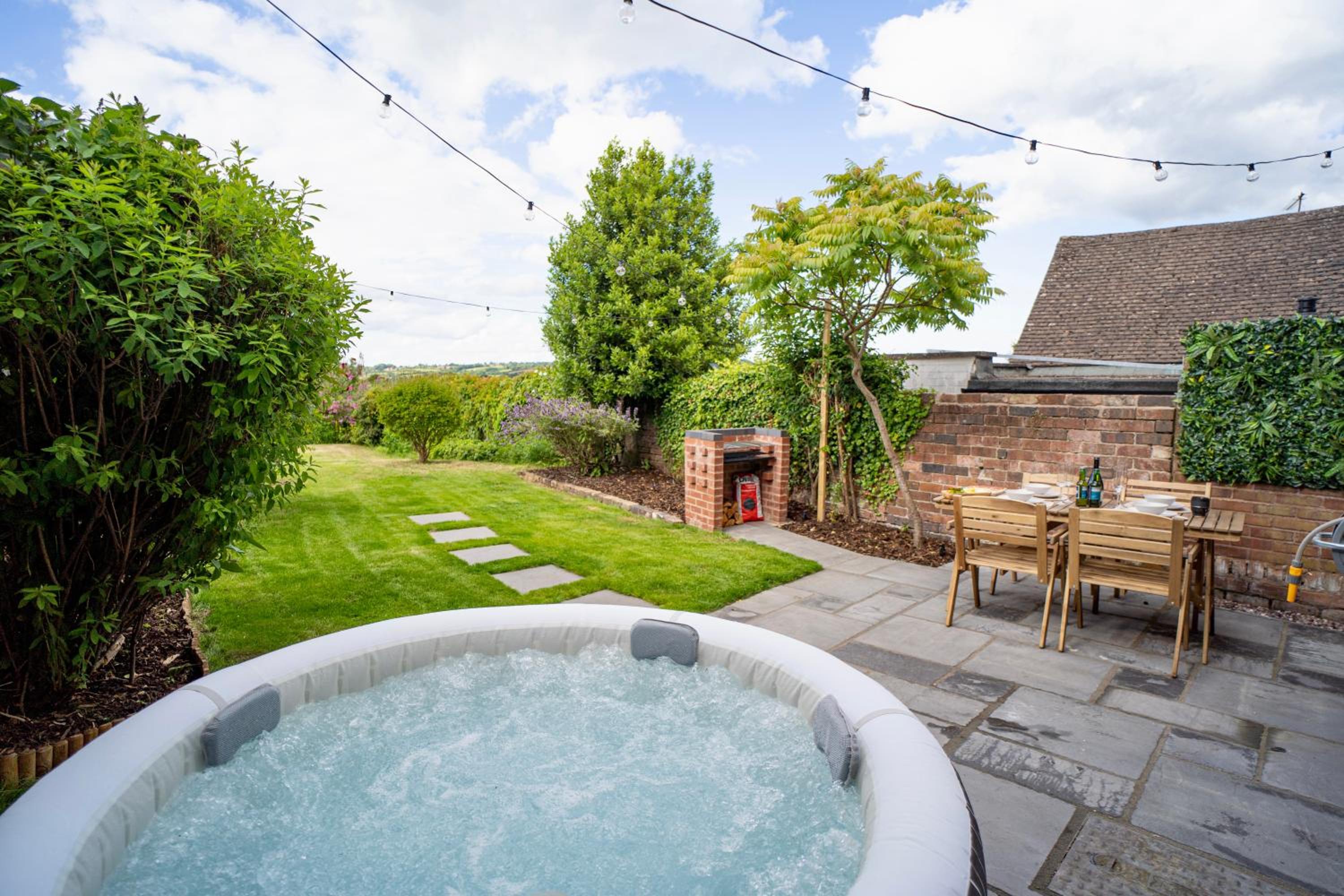 Hotel Stylish 2 Bedroom Cottage with Hot Tub and Parking - Image 1