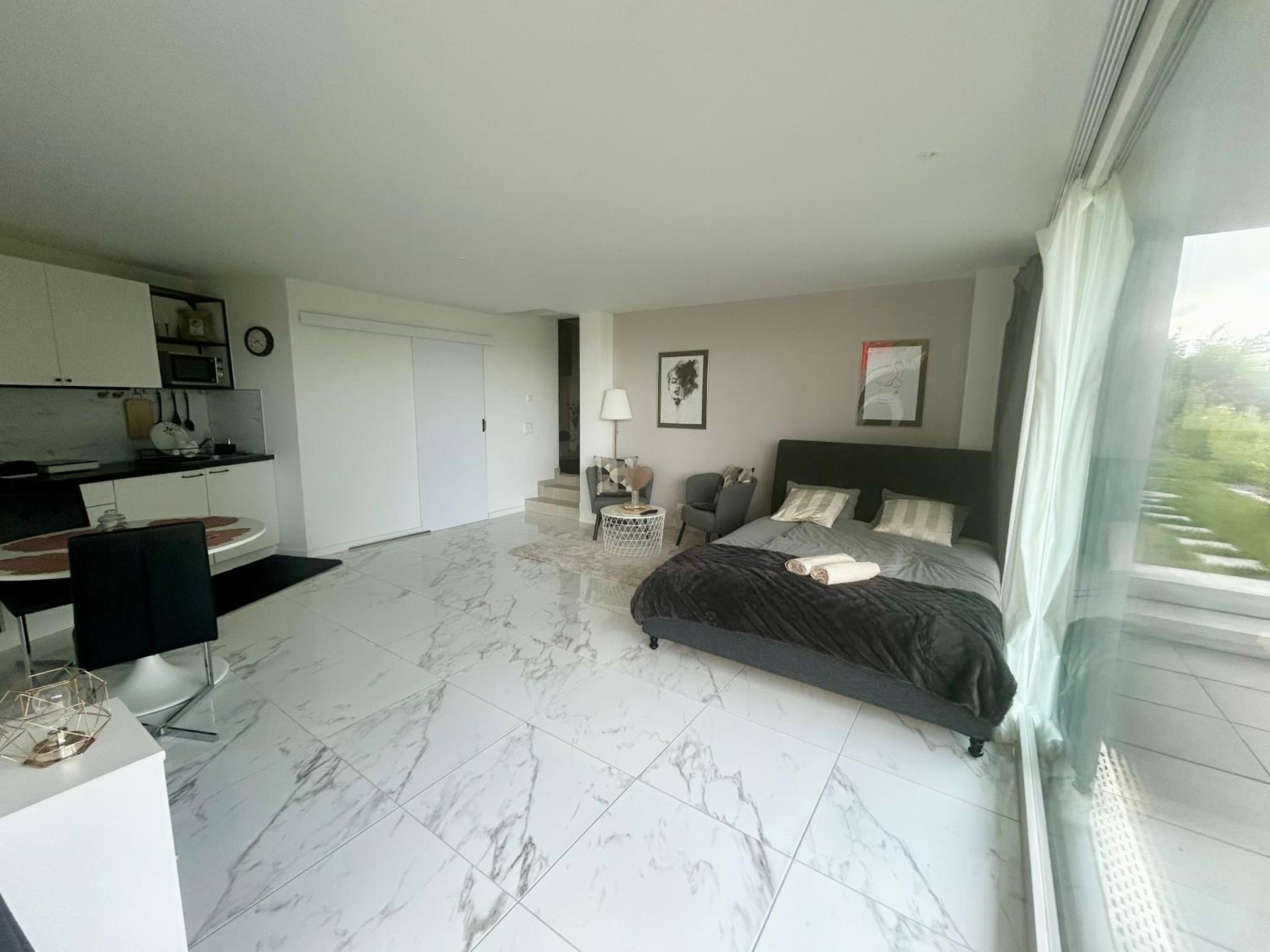 Modern Studio with Lake View near Zurich