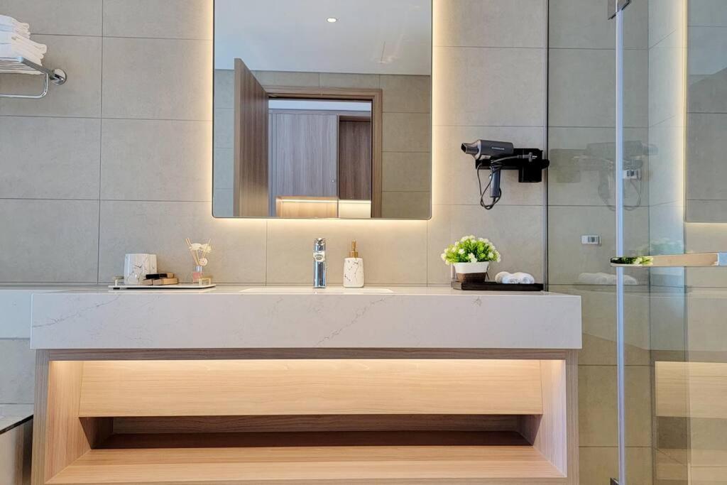 Luxury Studio Waterfront Unobstructed Ha Long Bay- A Lacarte Resident view 2