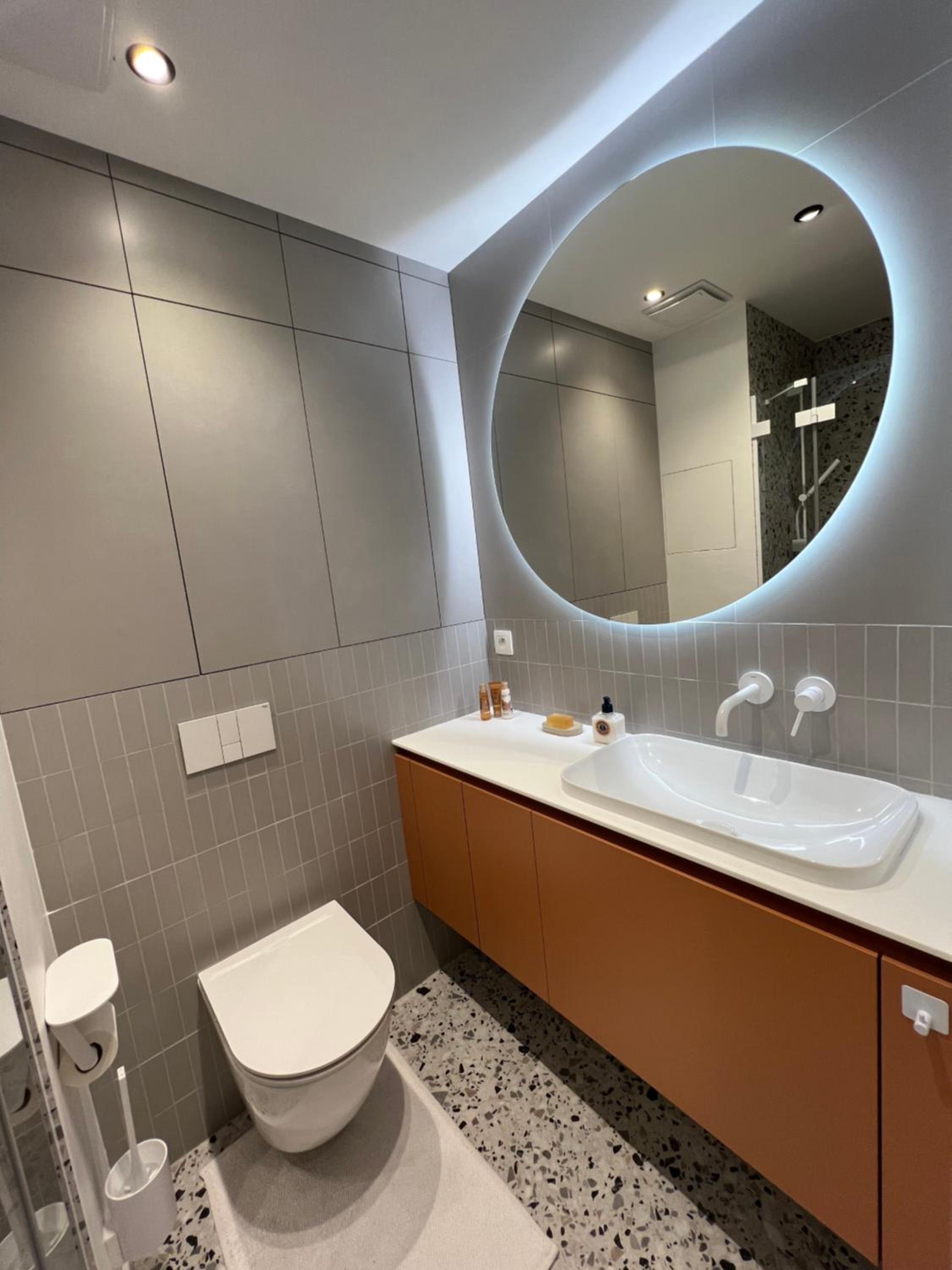 Design Studio Close 2 Center view 2