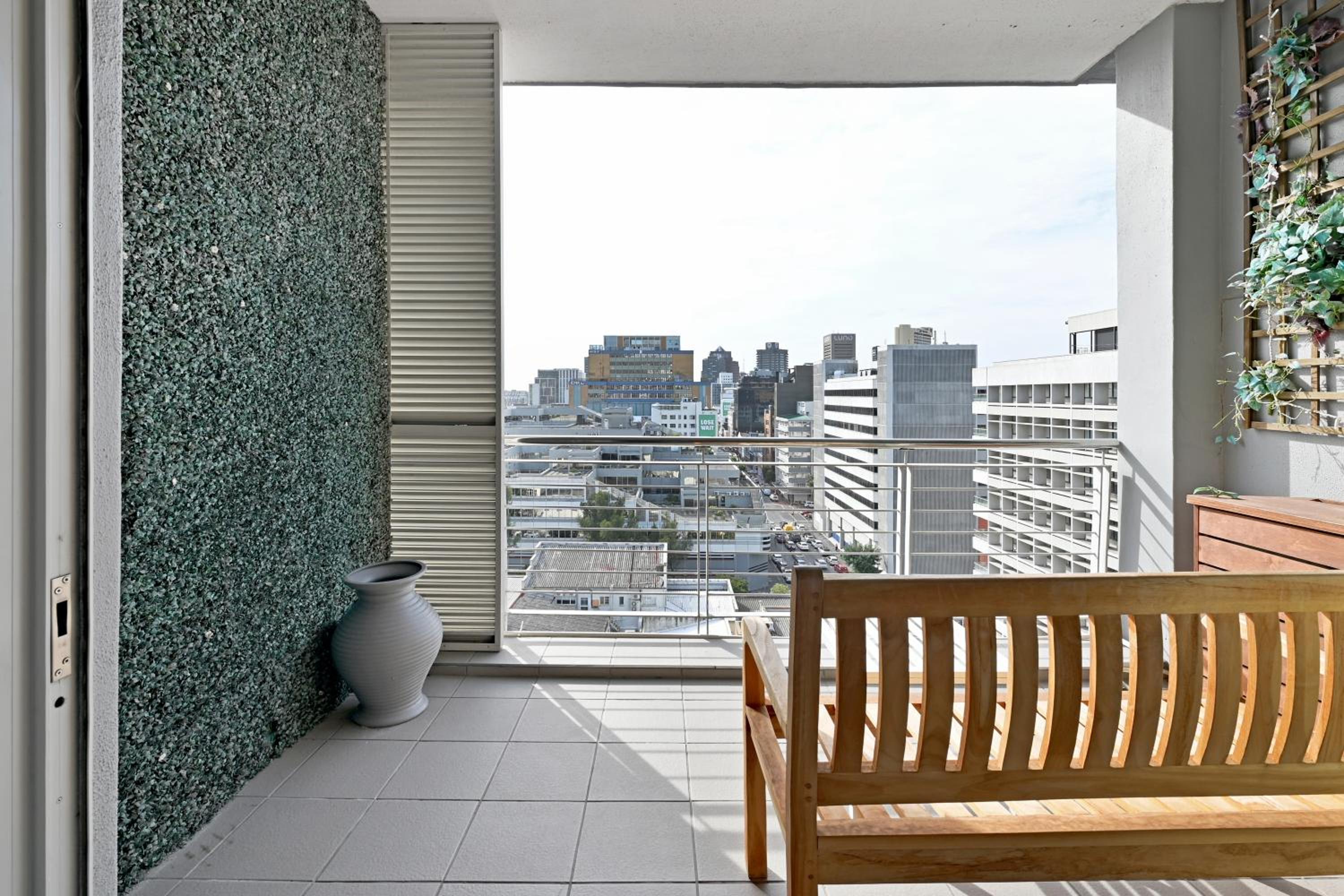Yaya - Modern Apartment with City, Ocean & Mountain views! view 2