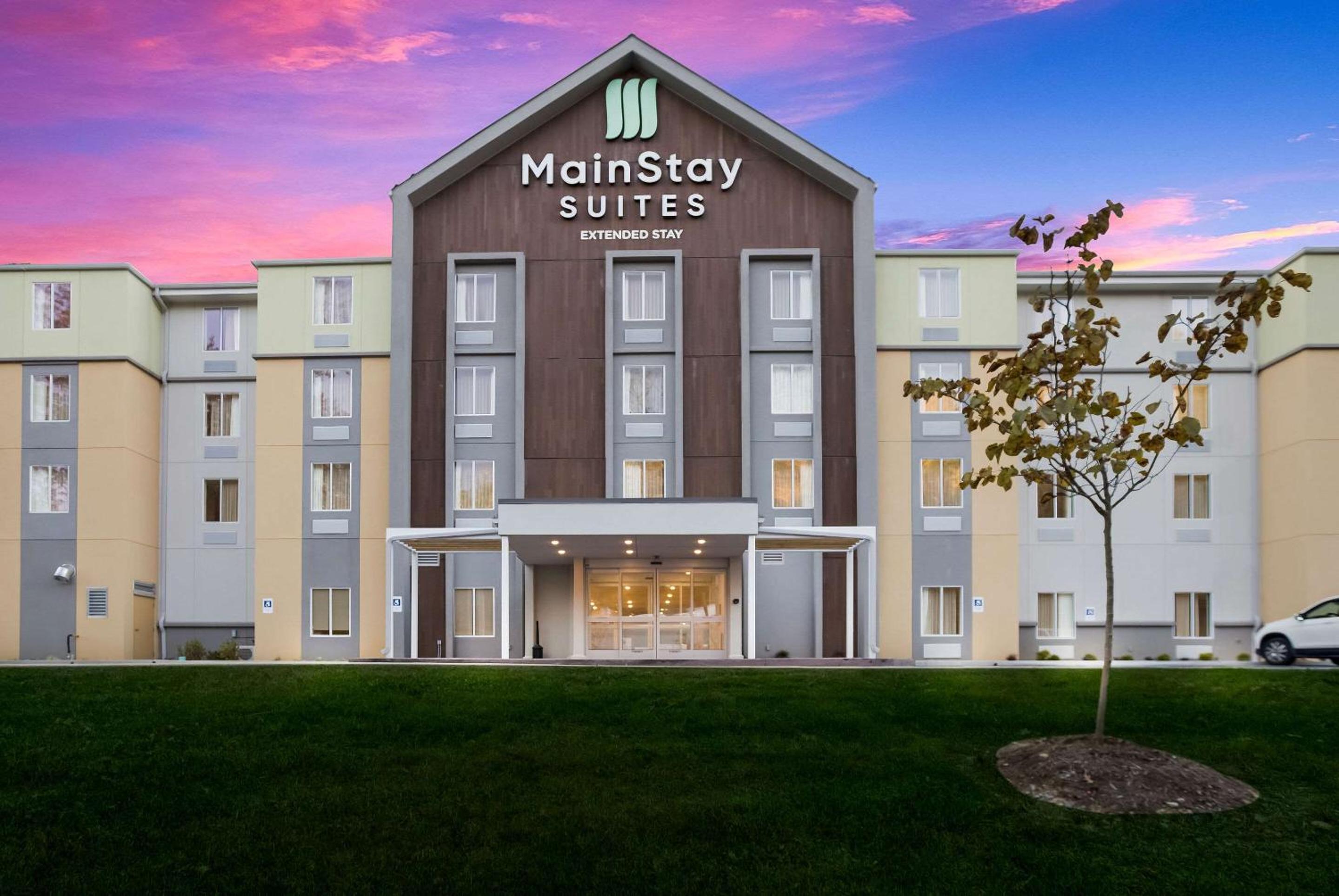 Hotel MainStay Suites Gatlinburg Downtown Area - Image 1