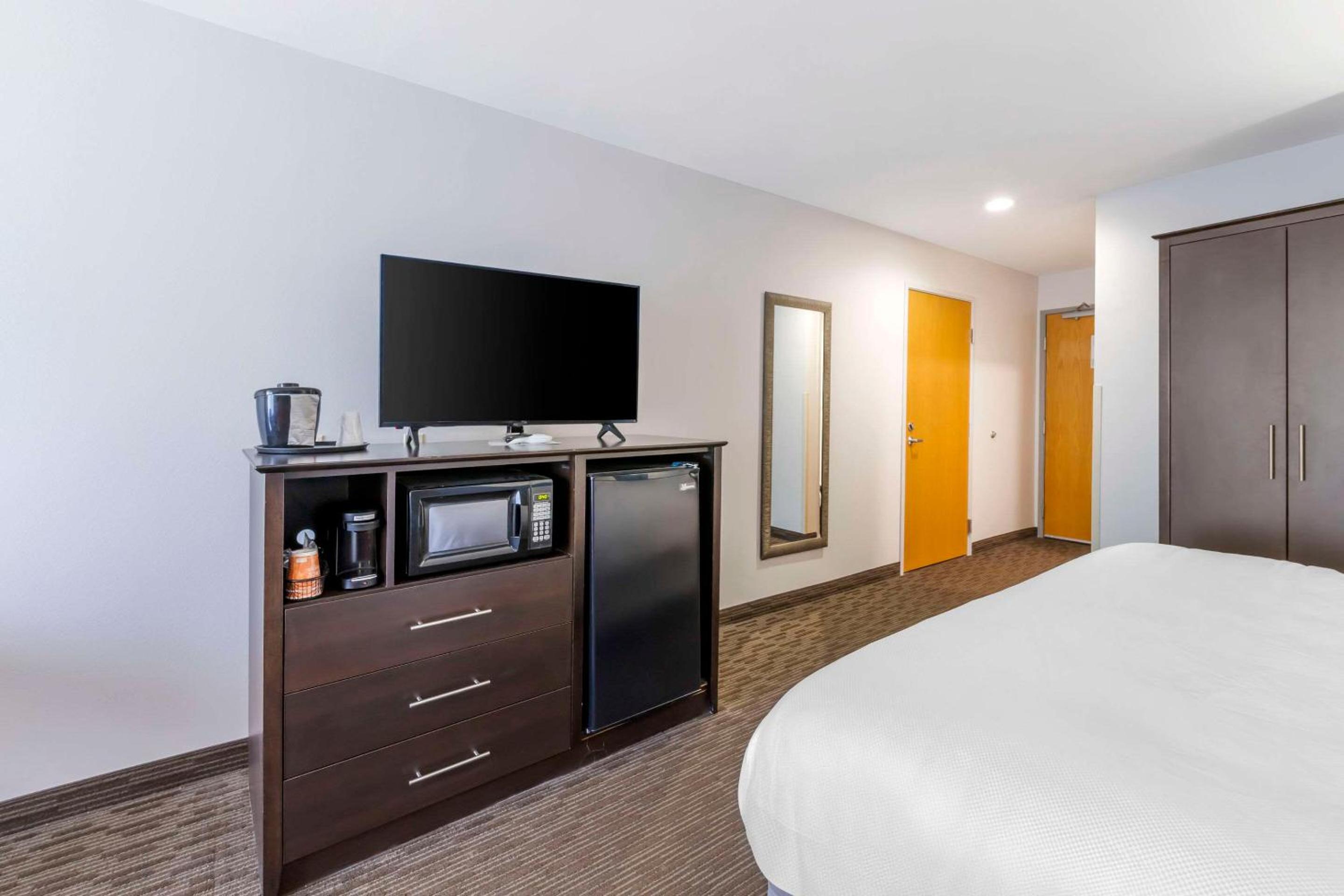 Comfort Inn  Suites - Property Image 12