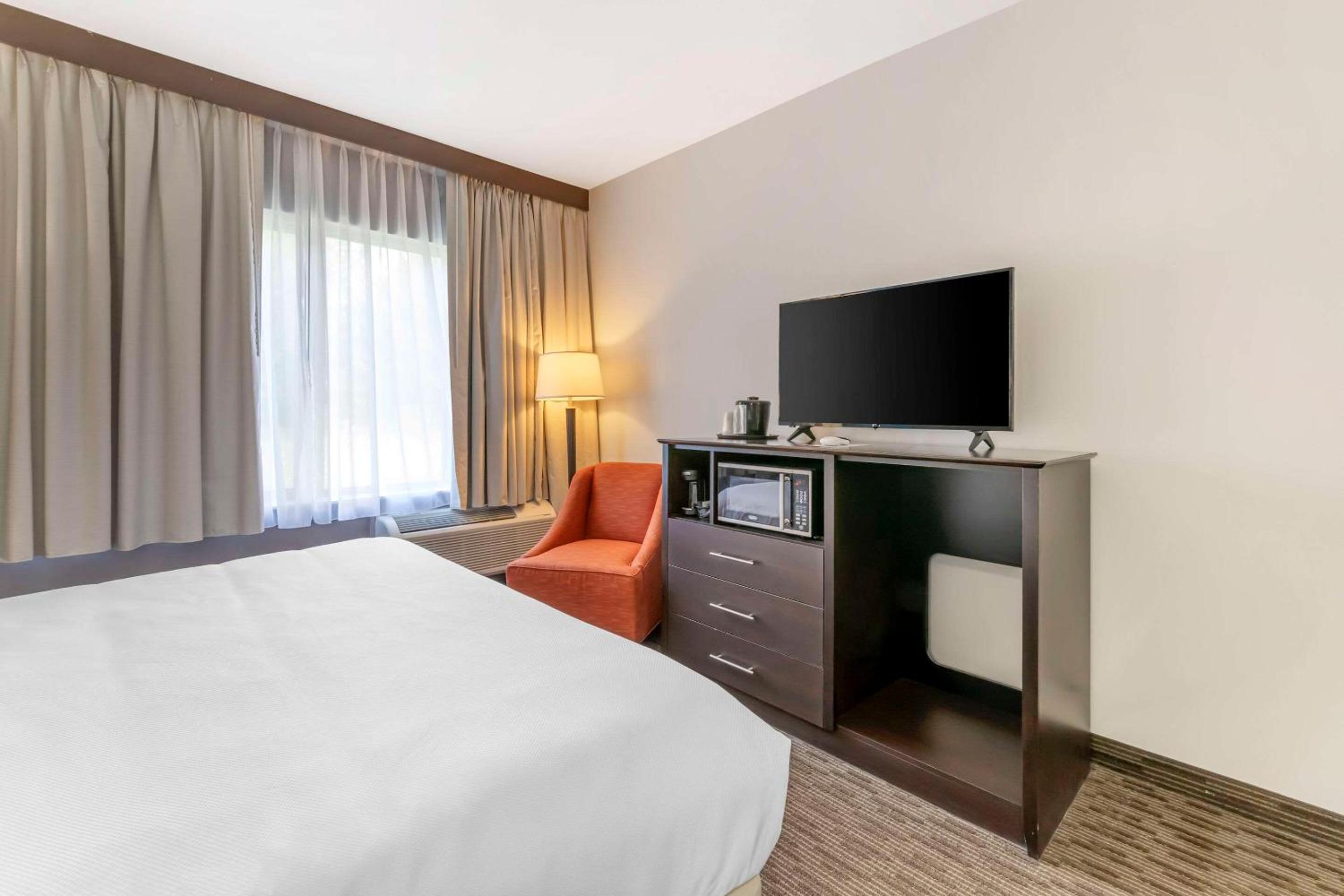 Tomah Vacations - Comfort Inn  Suites - Property Image 5
