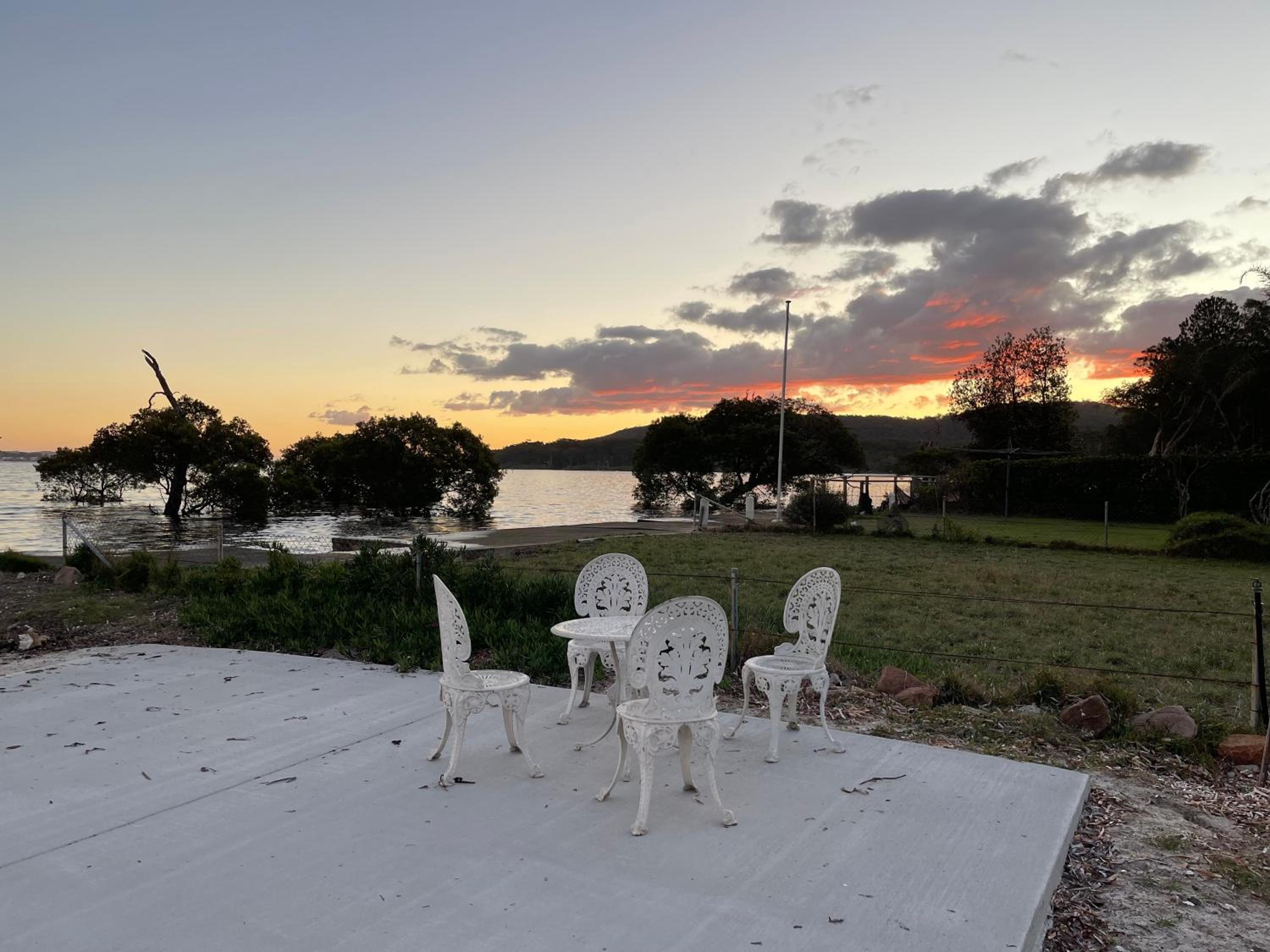 ABSOLUTE BEACHFRONT Port Stephens - Pindimar Beach House