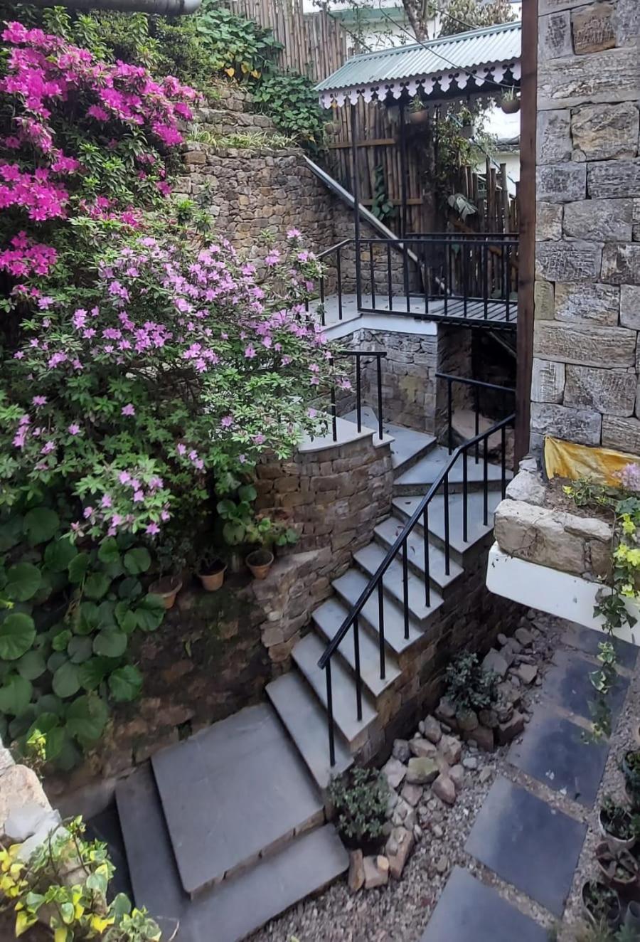 THE ENGLISH COTTAGE