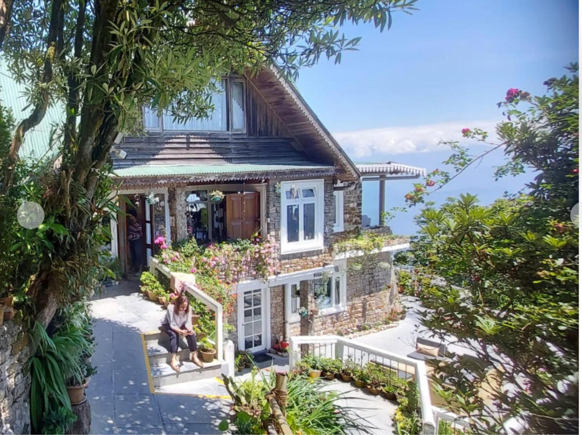 THE ENGLISH COTTAGE