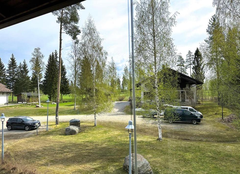 Yläkerran asunto parvekkeella ja saunalla