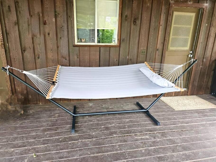 Cabin Nestled on Skiers Cove South Toledo Bend Lake 3 bedroom-5 beds