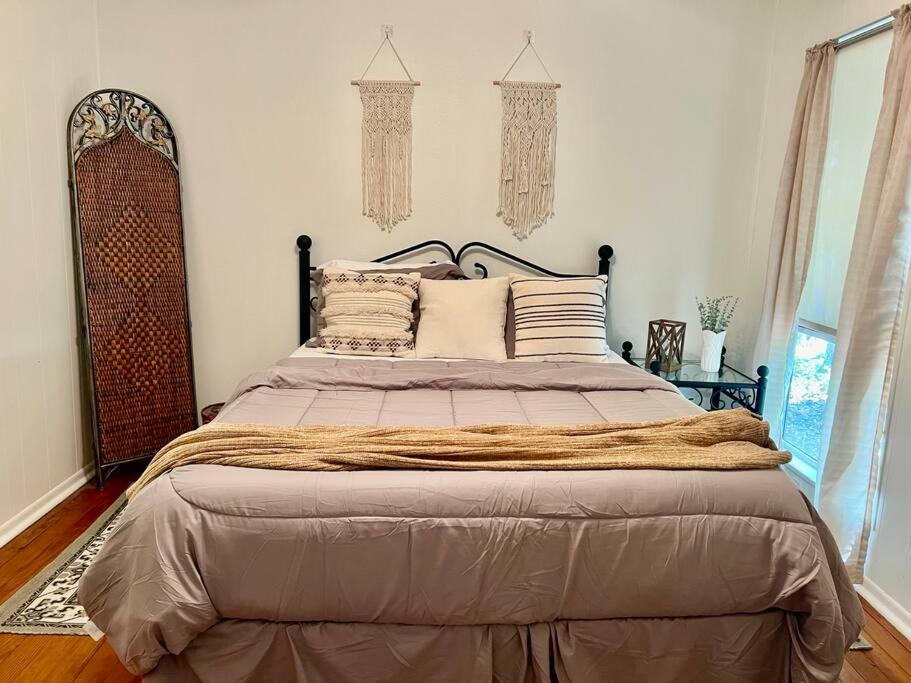 Cabin Nestled on Skiers Cove South Toledo Bend Lake 3 bedroom-5 beds