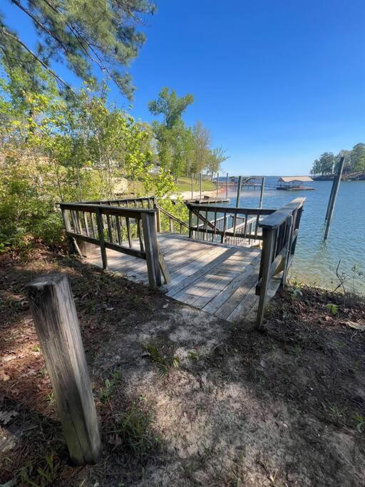 Cabin Nestled on Skiers Cove South Toledo Bend Lake 3 bedroom-5 beds