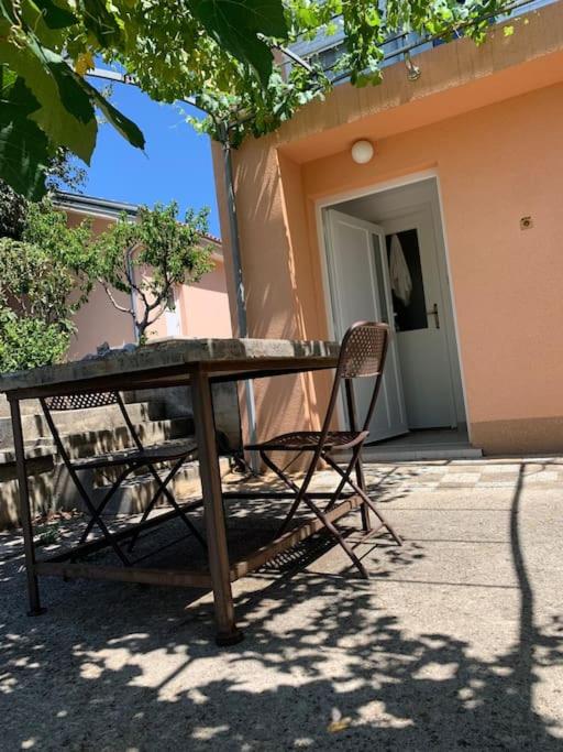 Apartman Tena sa vrtom i pogledom na more view 2