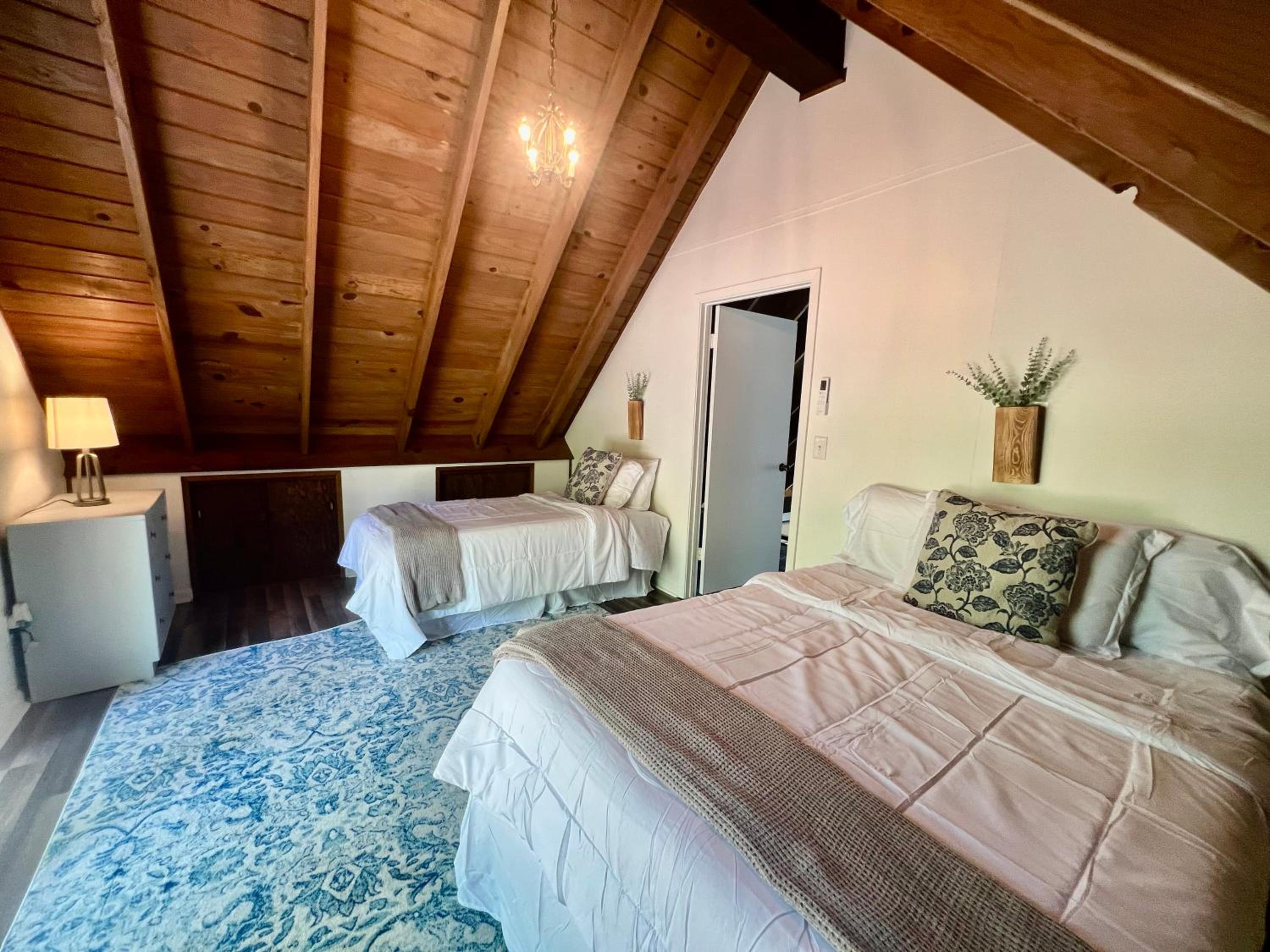 Cabin Nestled on Skiers Cove South Toledo Bend Lake 3 bedroom-5 beds